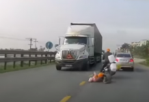 Nevjerovatan video spašavanja djeteta od strane majke u zadnji čas ispred kamiona