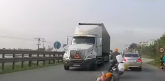 Nevjerovatan video spašavanja djeteta od strane majke u zadnji čas ispred kamiona