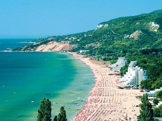 Dosta vam je preskupih ljetovanja? Ovde ljetujte gotovo za džaba, kafa je pola eura, ručak 6 eura, a tek plaža…(VIDEO)
