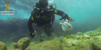 RONIOCI NA DNU MORA NAŠLI GOMILU ČARŠAVA: Kada su ih razmotali, panično su izronili i DOZIVALI POLICIJU (FOTO) (VIDEO)