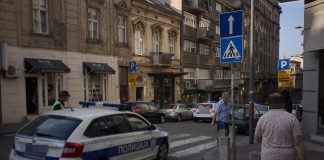 VOZAČ AUTOBUSA U BEOGRADU NOKAUTIRAO POLICAJCA: Udario ga u glavu i grudi, pa pobegao!