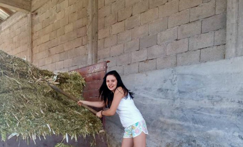 Milesa(24) bavi se poljoprivredom, radi na njivi i brine o kravama, al kada vidite kako izgleda…