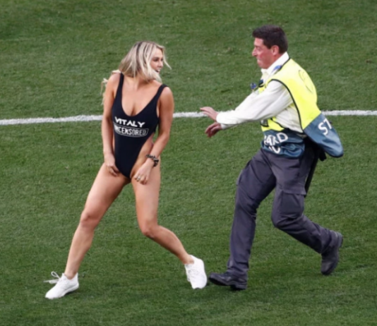 EVO ŠTA JE PROVALIO BOSANSKI KOMENTATOR KAD JE ZGODNA PLAVUŠA ULETILA NA TEREN, NJEGOVA IZJAVA OBIŠLA JE REGION