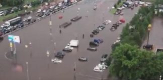 POTOP U GLAVNOM GRADU, VOZILA PLUTAJU, ULICA PRETVORENA U JEZERO: Dramatični prizori obilaze svijet (VIDEO)