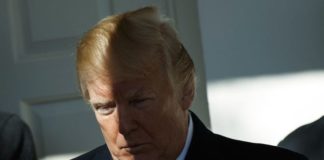 Da li je predsjednik Trump imao moždani udar, ne može da pije vodu sa jednom rukom (VIDEO)