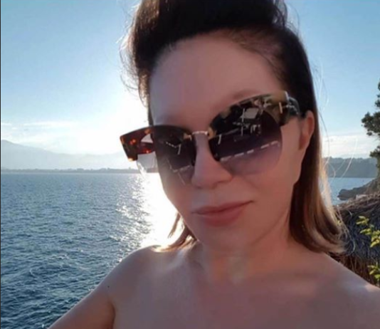 NEDA UKRADEN U KUPAĆEM KOSTIMU, U SEDMOJ DECENIJI POKAZALA KAKVIM OBLINAMA RASPOLAŽE, ZGRANUT ĆETE SE(FOTO)