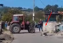 BIH: Poludio nakon svađe sa komšijom, pa mu traktorom razvalio ogradu i dvorište (VIDEO)