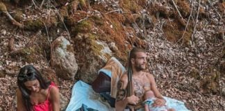 U krilu sin, u ruci puška, a Bogdana ljušti krastavac: Slika o kojoj ne prestaje da se priča sve podsjeca na 90-te