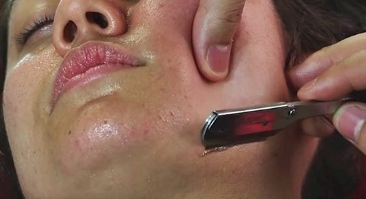 Žena je išla na brijanje lica, iznenadit ćete se kad vidite koliko je “nevidljivih” dlaka imala